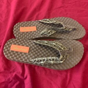 Woman’s Skechers flipflops size 10
